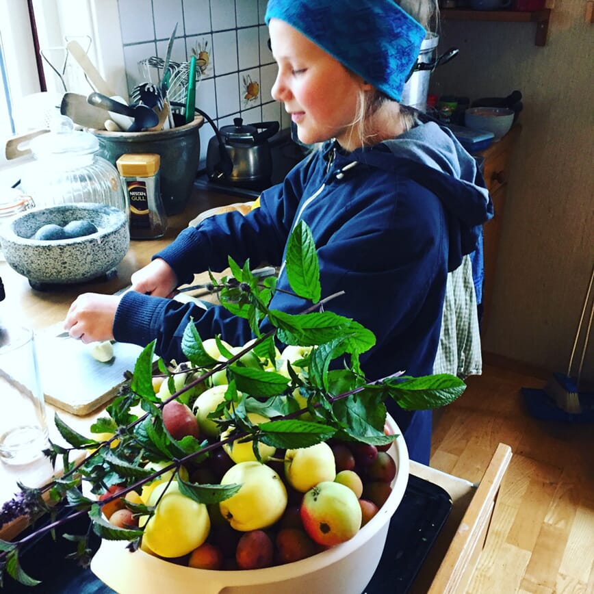 Foto: Morten Skogly. Min datter er glad i å hjelpe til i hagen.