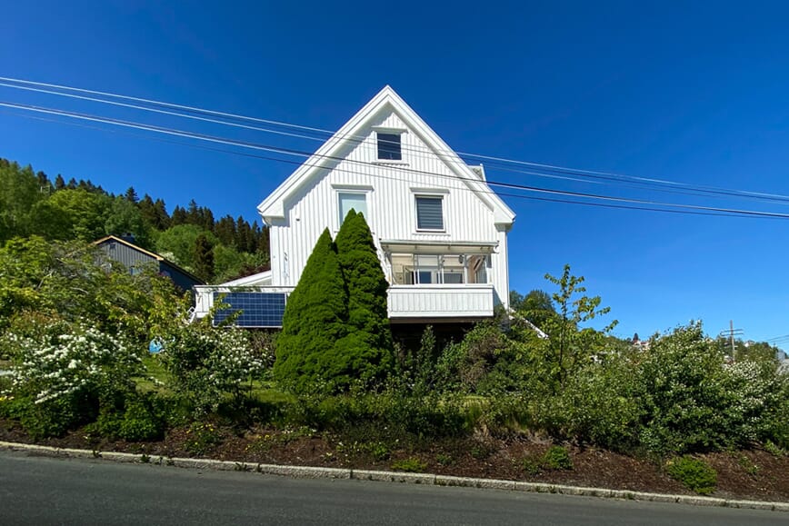 Foto: Morten Skogly. Huset vårt, hekk av søtmispel og aronia