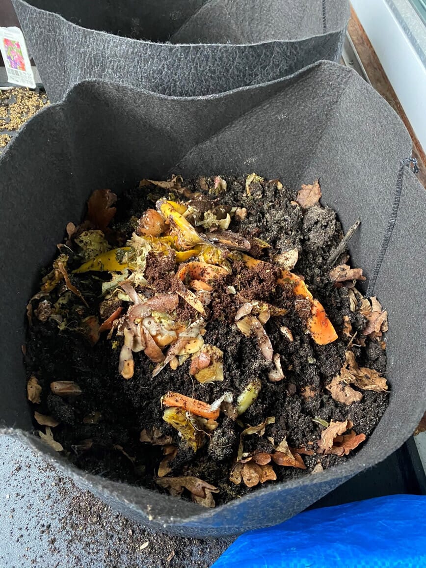 Bokashi blandet med jord gir ny næringsrik jord