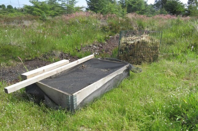 Tina har jordfabrikken i en pallekarm.