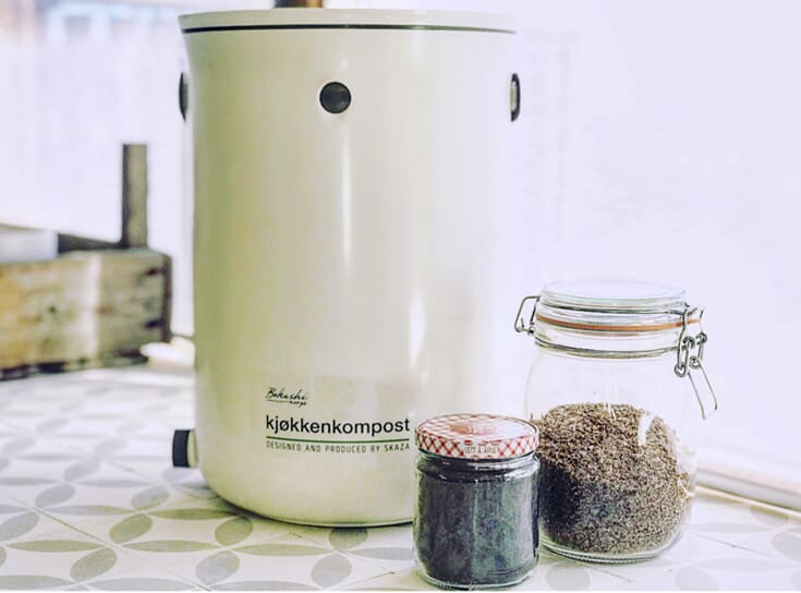Biokull i bokashibøtta for å redusere fukt og lukt