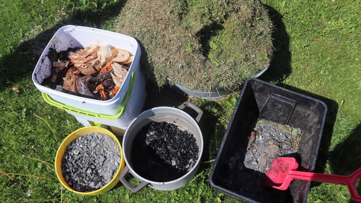 Lager jord uten jord - biokull, bokashi, gressklipp, sand og grus.