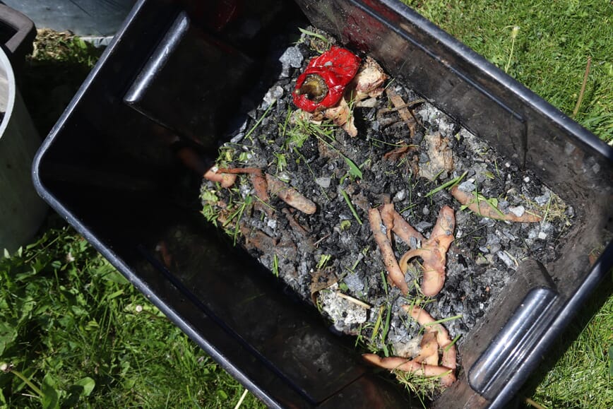 Legger fine lag med de ulike materialene